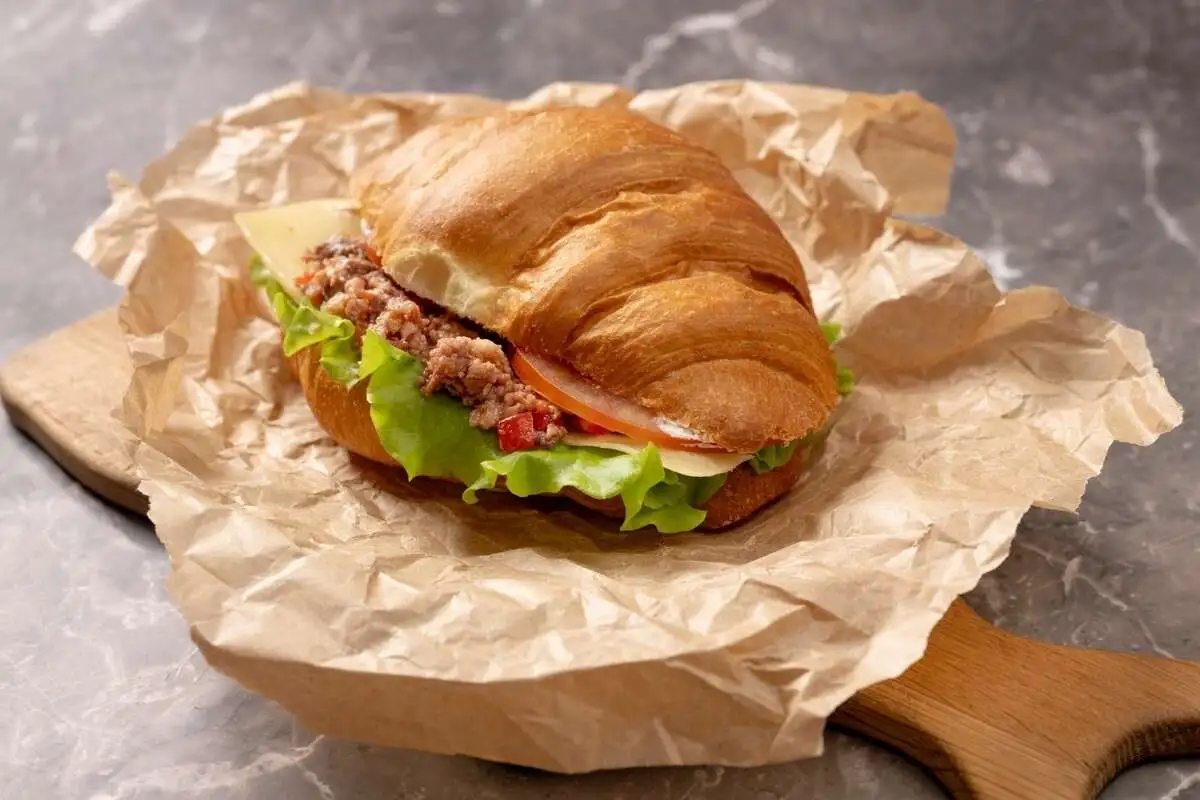 Круассан болоньезе с сыром