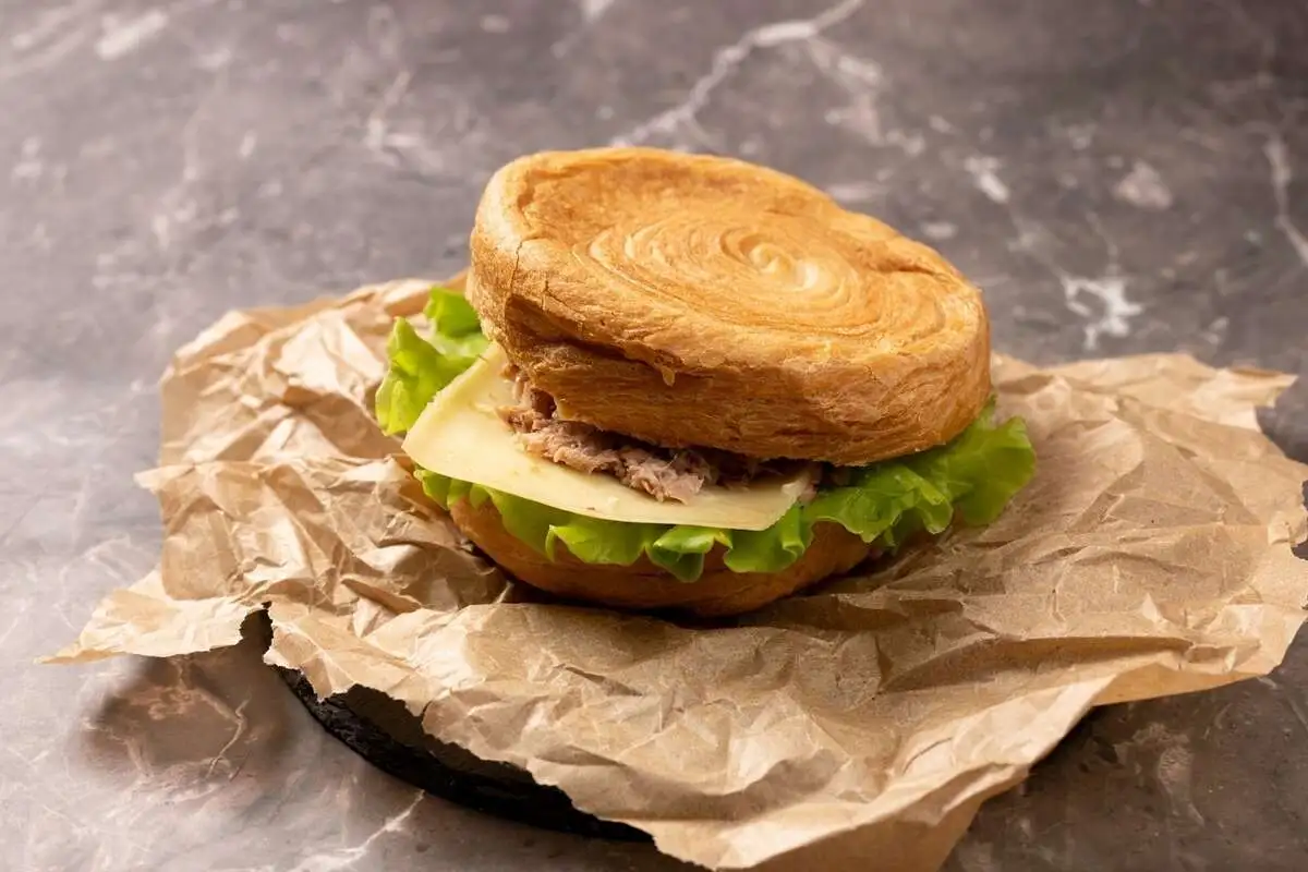 Круассан с тунцом