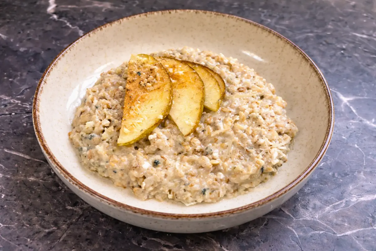Каша овсяная с горгонзолой, грушей и грецкими орехами