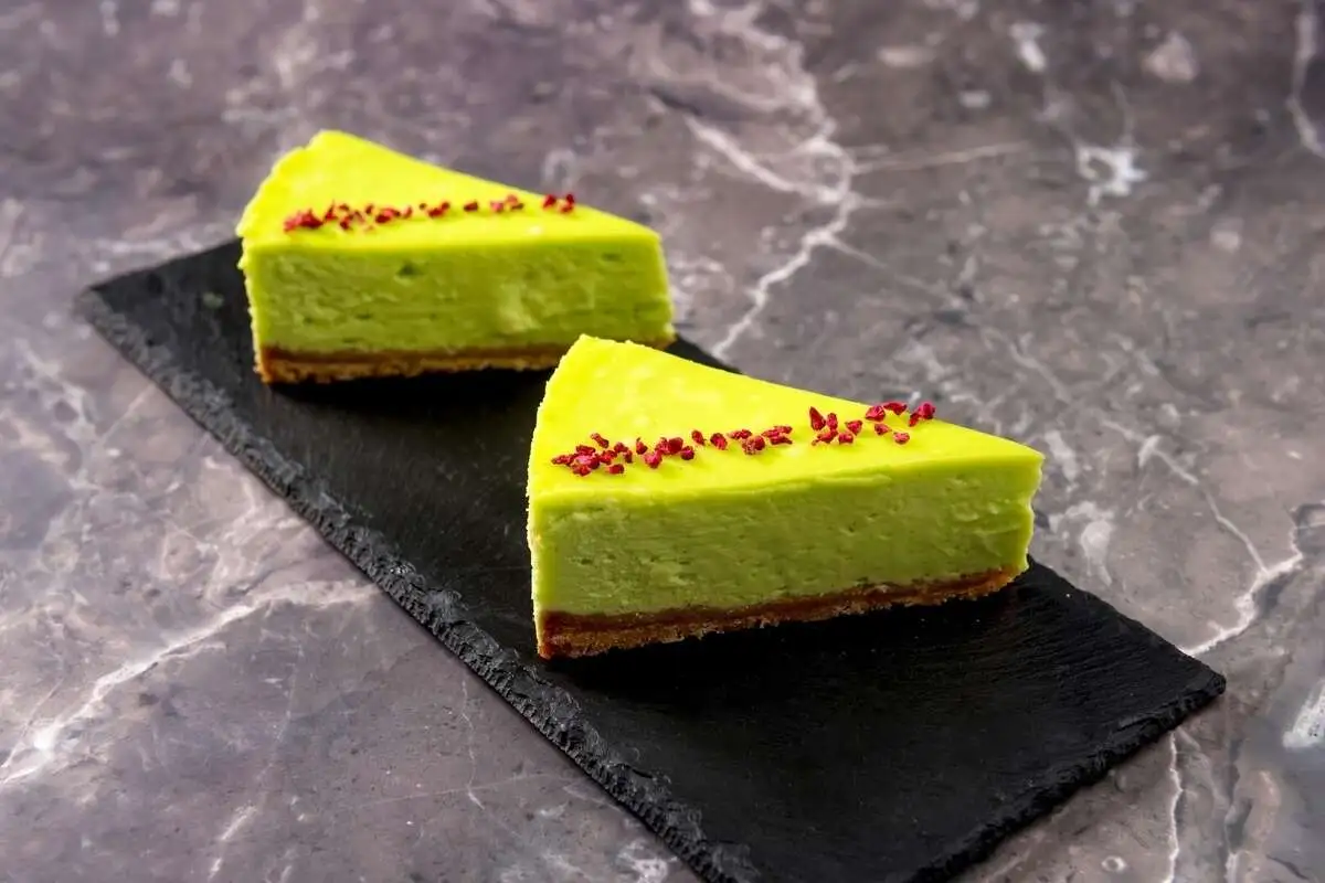 Пирожное Чизкейк фисташковый с малиной