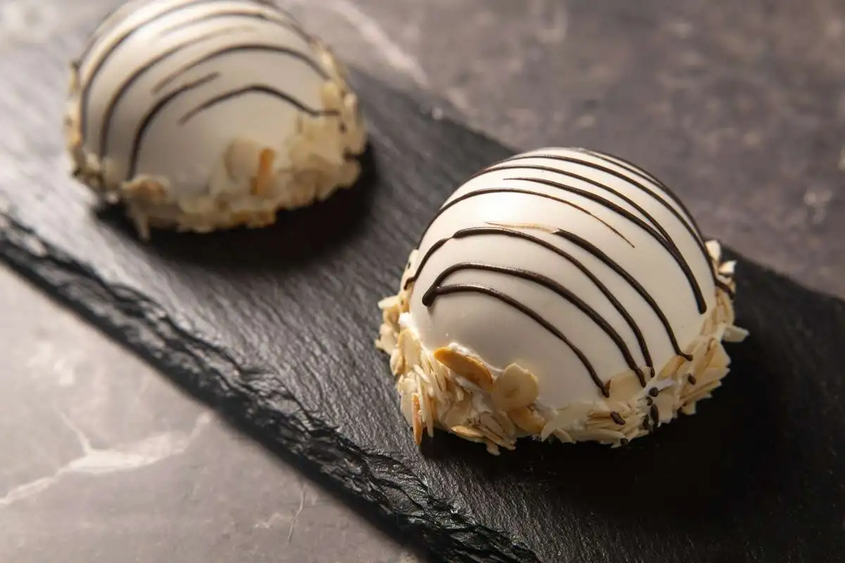 Пирожное Чоко-фрут манго-маракуйя