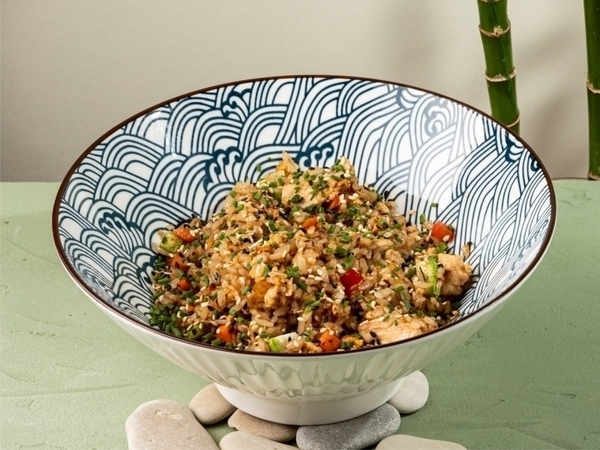 Жареный рис с цыпленком и овощами
