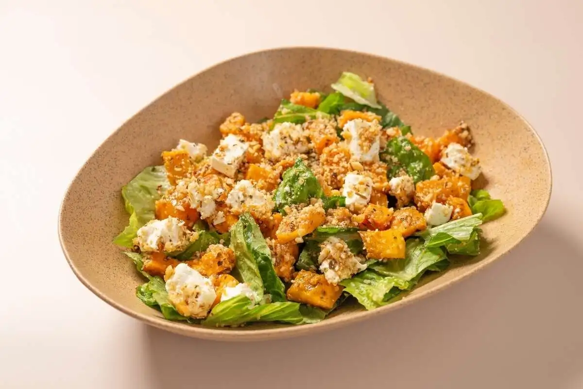 Салат с запеченной тыквой, грецким орехом и сыром Фета