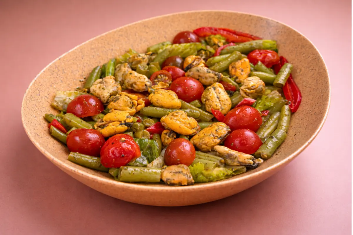 Салат из стручковой фасоли с мидиями