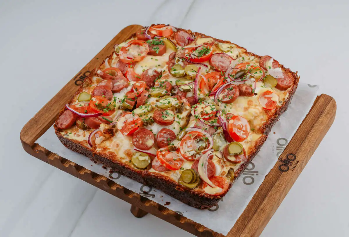 Пицца Детройт с колбасками и томатами черри