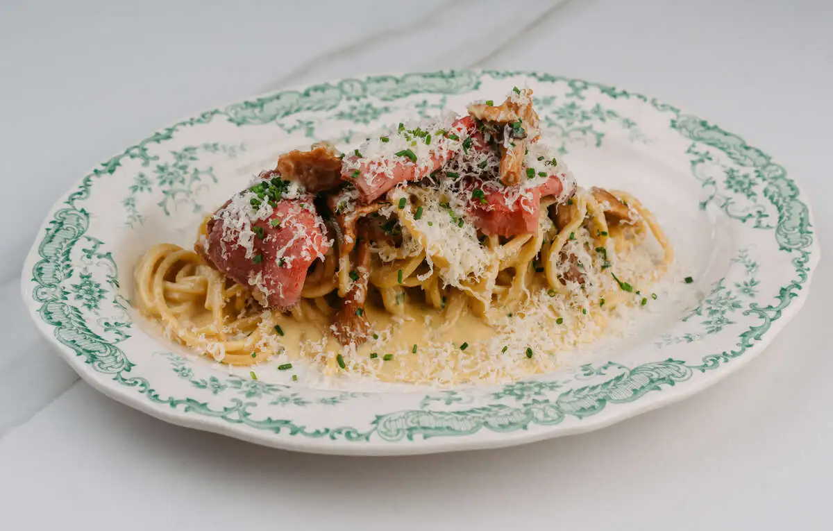 Спагетти с ростбифом и соусом чеддер