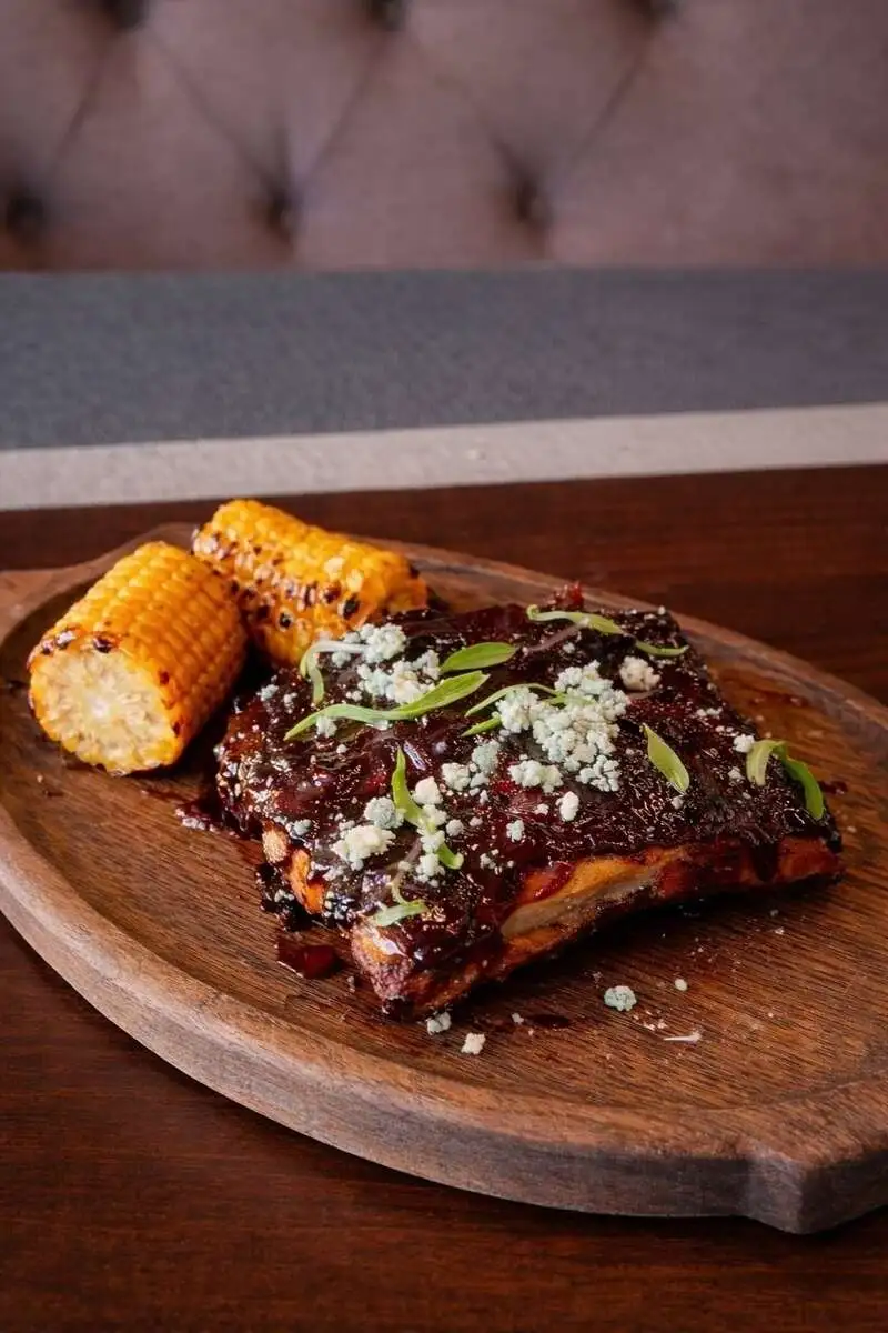 Ребра Барбекю с вишневой глазурью и горгонзолой