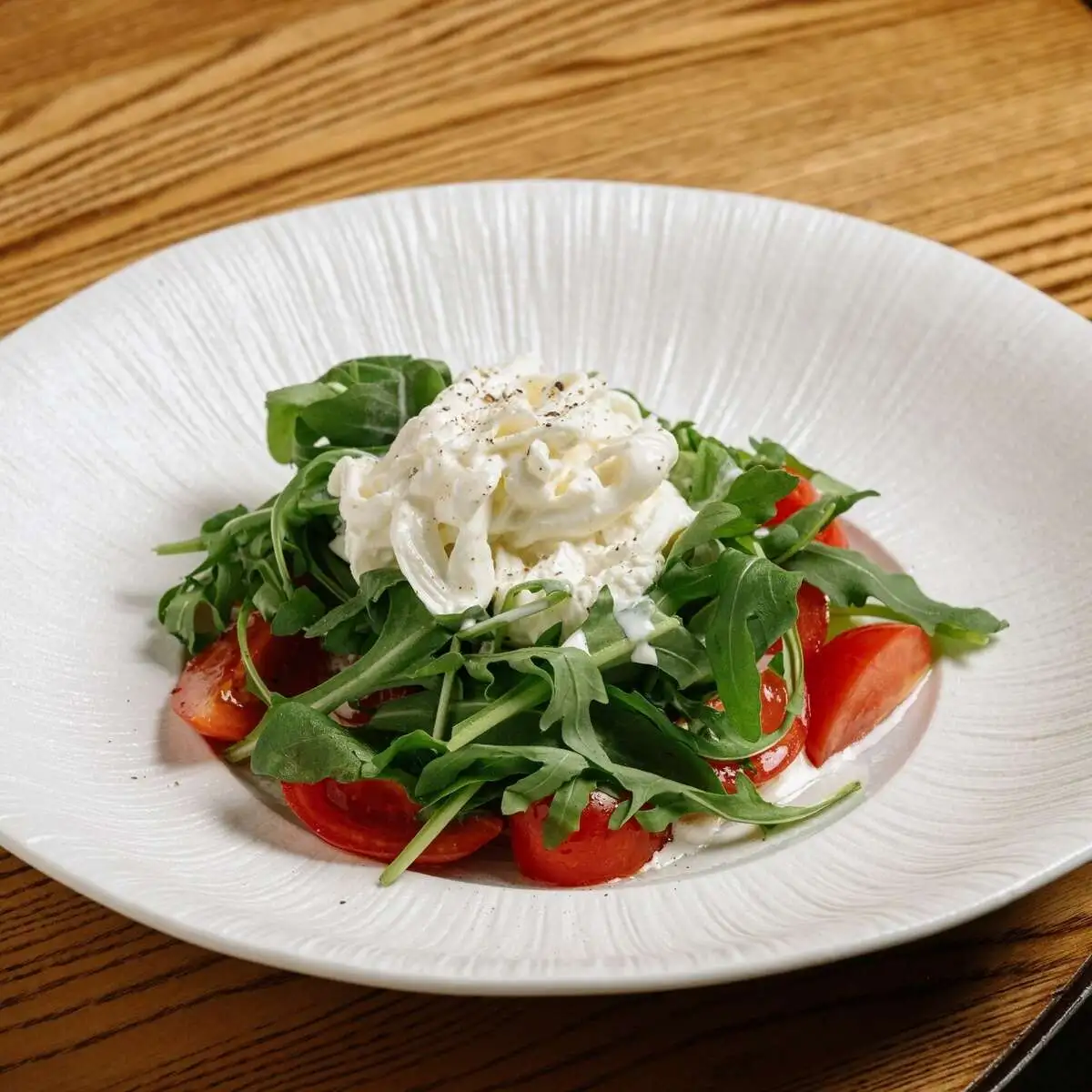 Страчателла со спелыми томатами