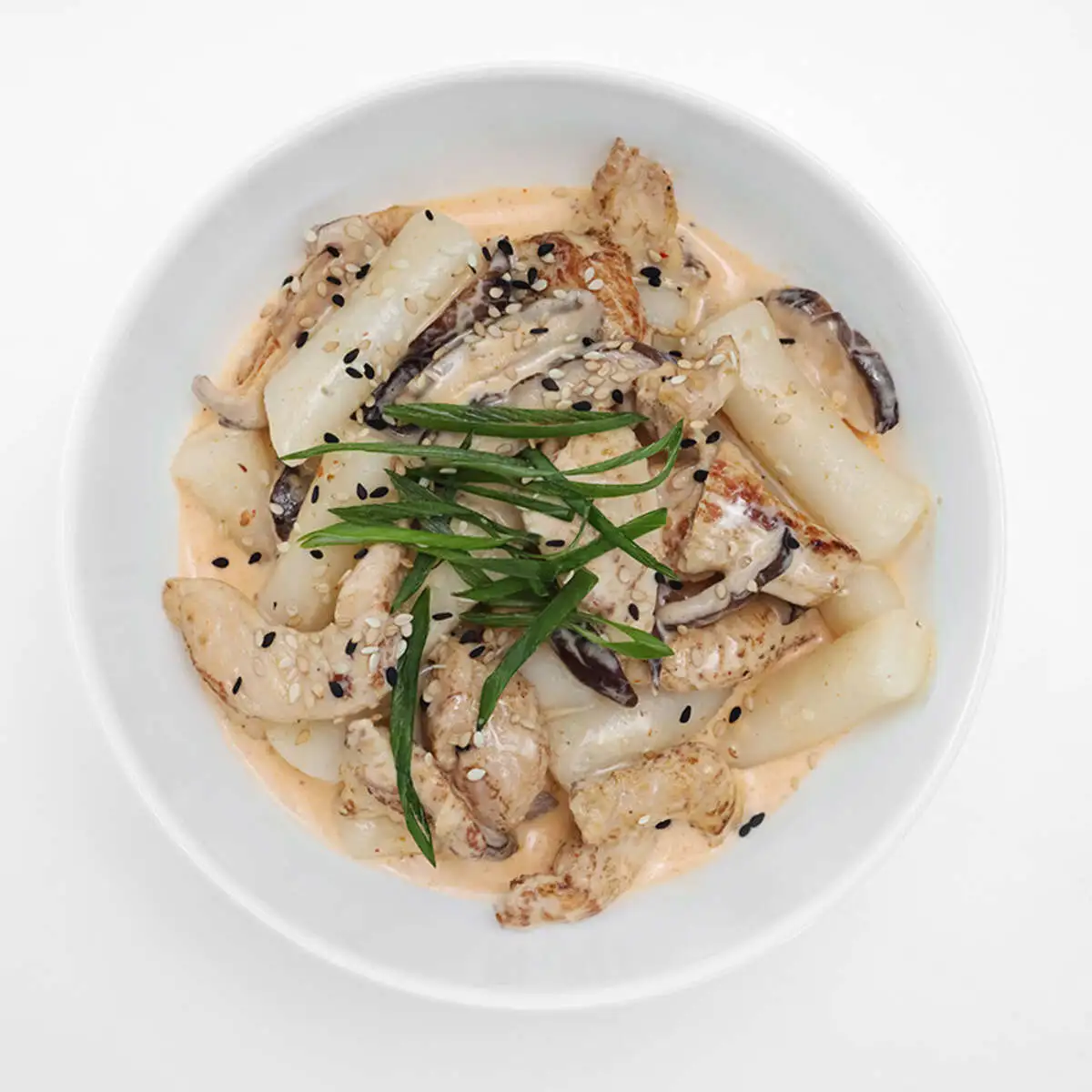 Токпокки с курочкой и грибами  в сливочном соусе