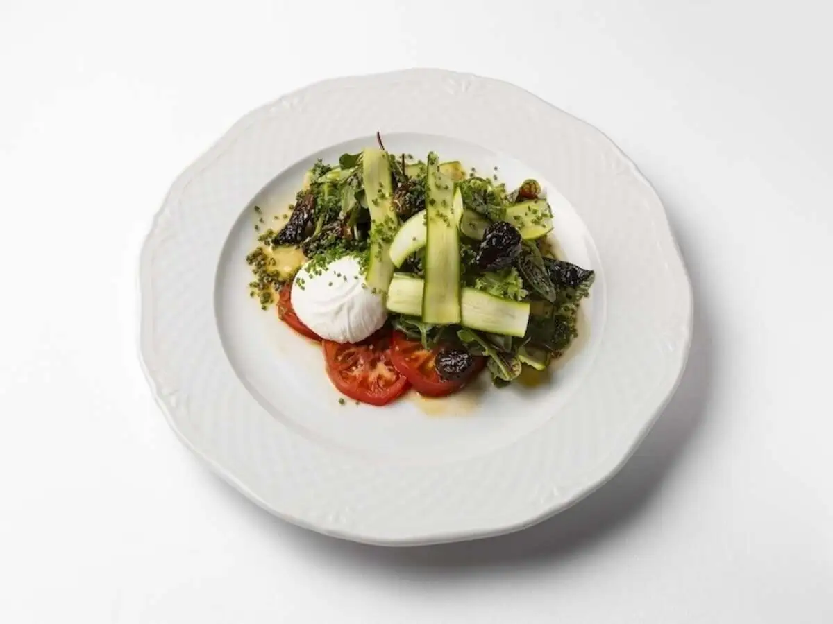 Салат Вердура со сморчками и яйцом пашот