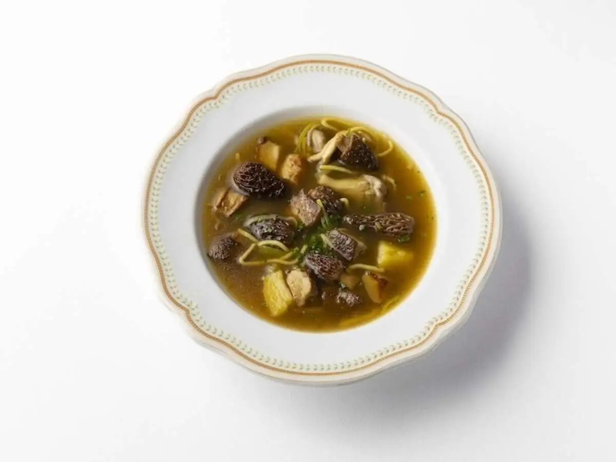 Насыщеный грибной суп со сморчками и луком порей