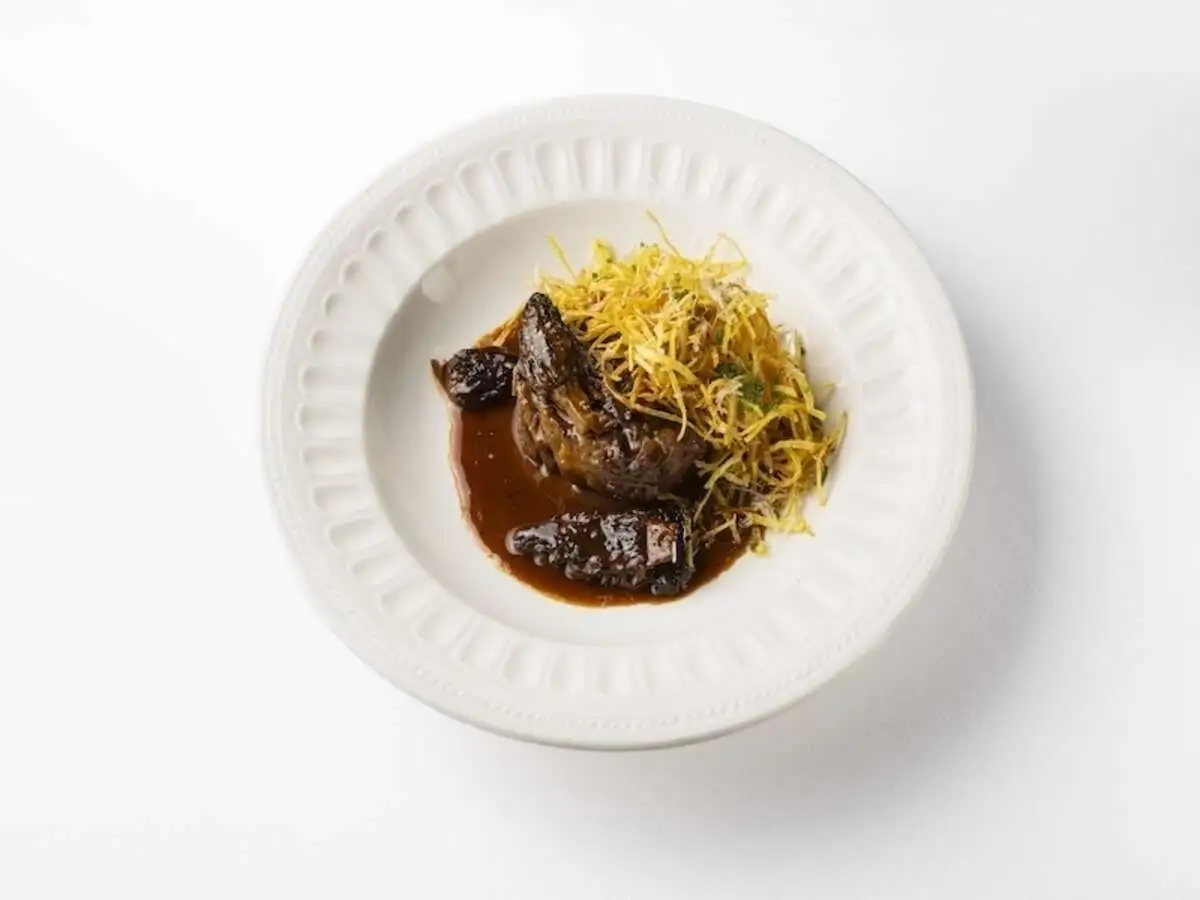 Миньон со сморчками пеппе верде и картофелем пай