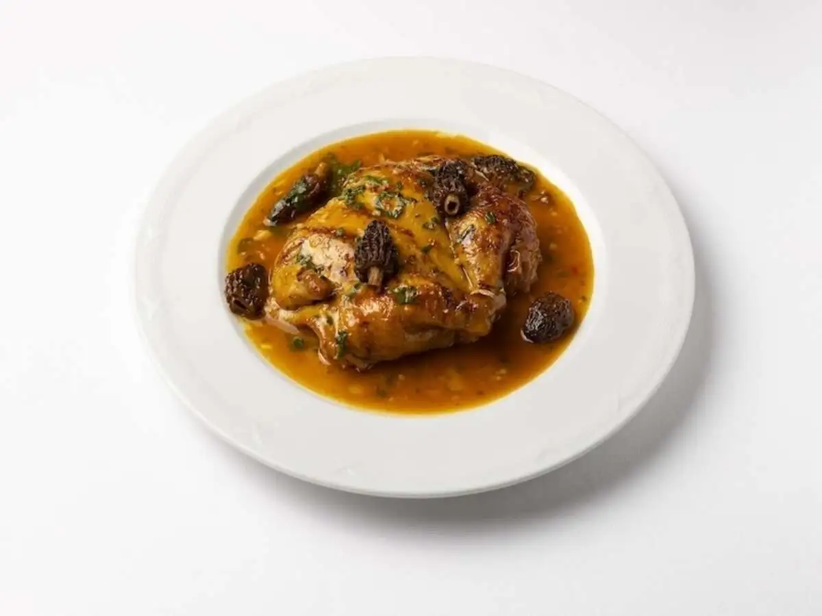 Запеченный цыпленок со сморчками в соусе Жю