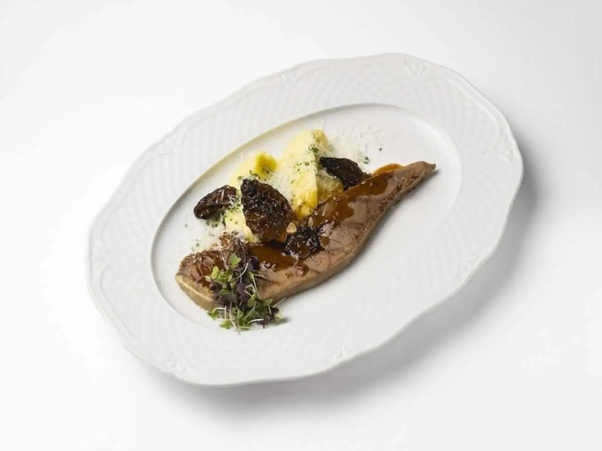 Говяжий язык на гриле со сморчками картофельным пюре и пармезаном