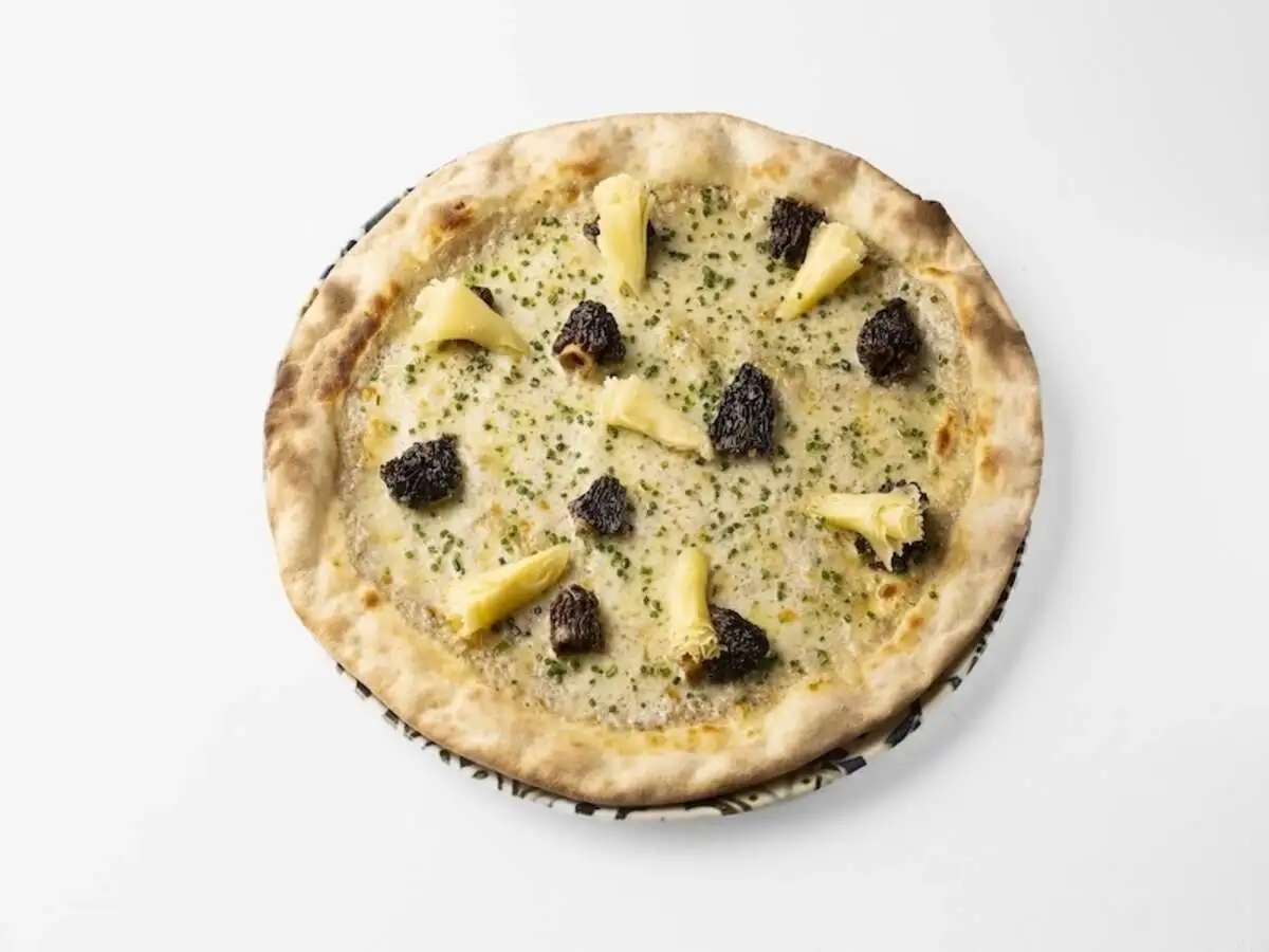 Пицца со сморчками и сыром Тет-де-муан