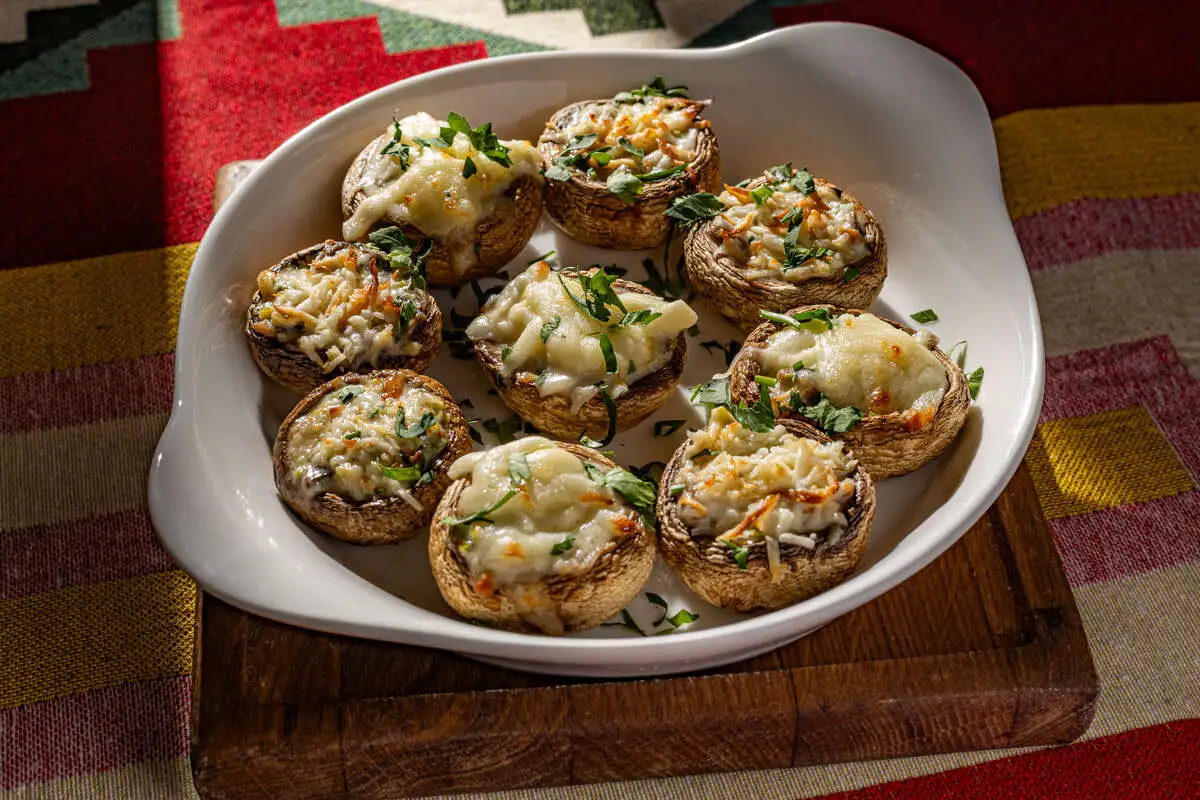 Шляпки шампиньонов с сулугуни