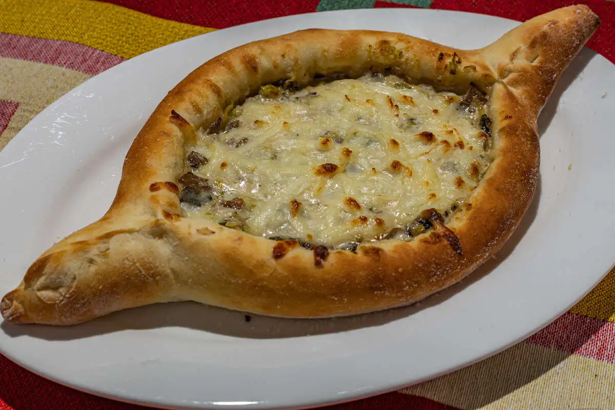 Хачапури по-аджарски с грибным жульеном