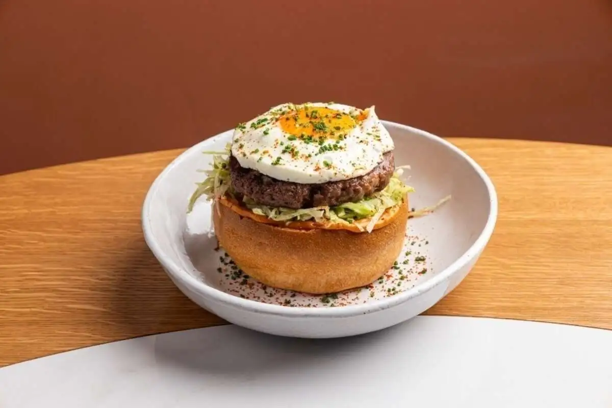 Бифштекс из говядины с глазуньей