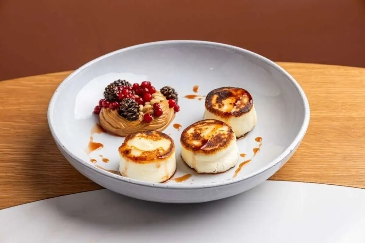 Сырники со сгущенкой и мерзлой брусникой