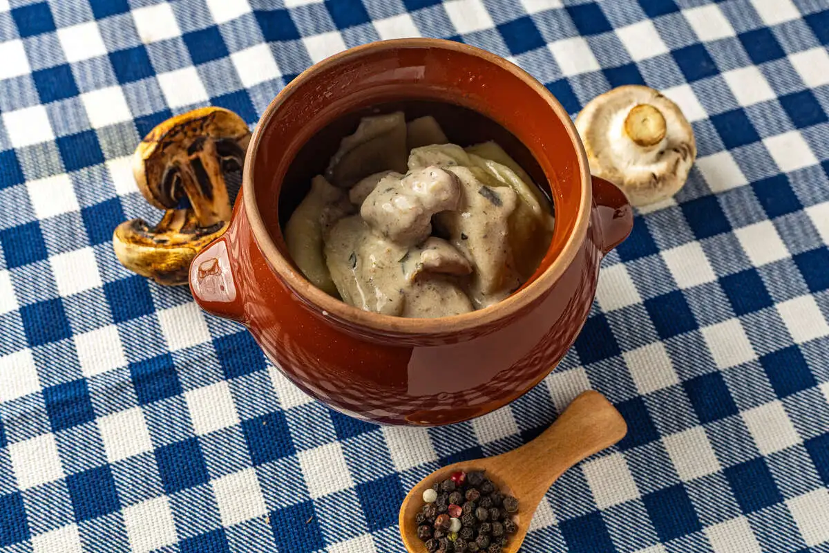 Вареники с курицей, грибами и мясной поджаркой