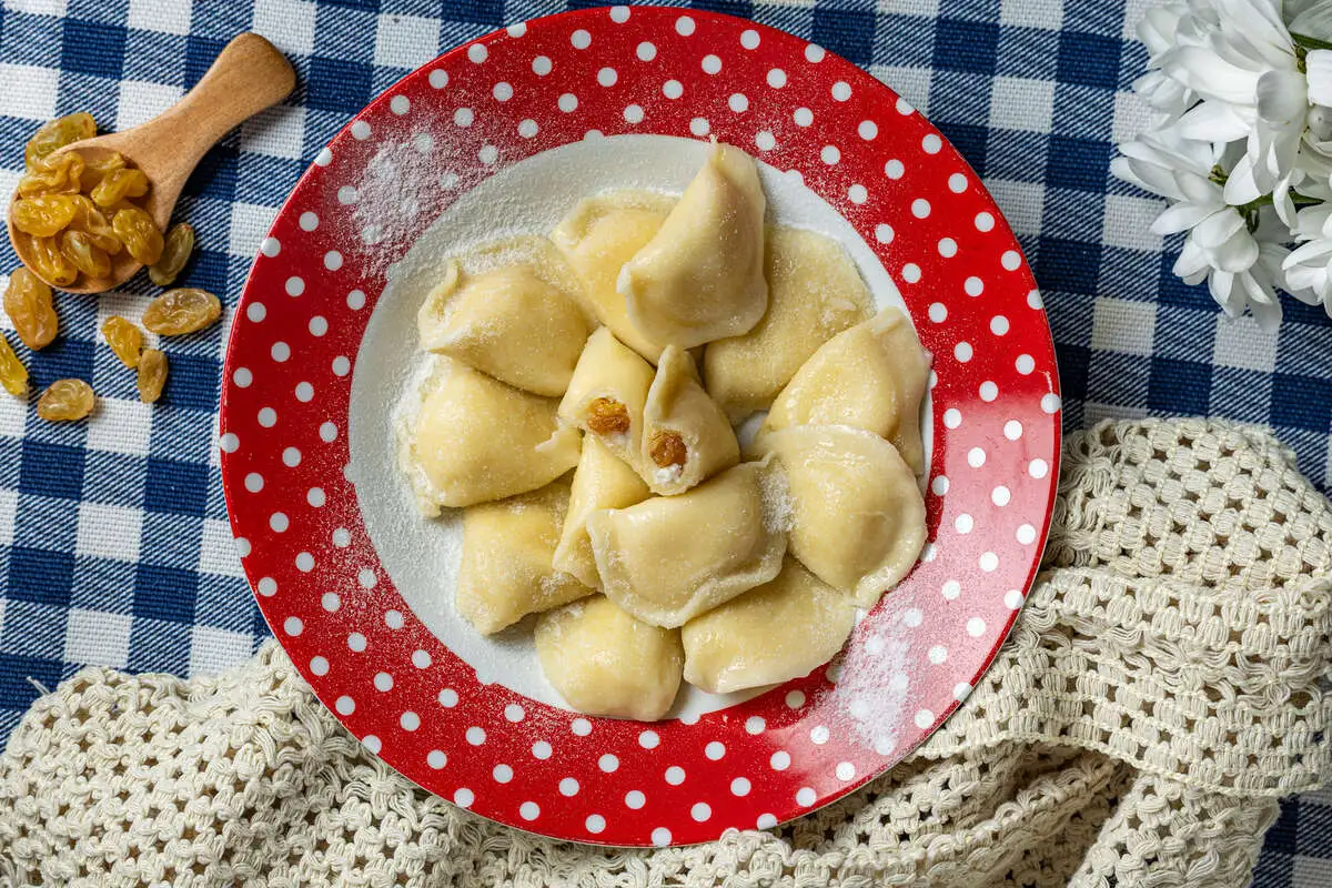 Вареники с творогом и изюмом