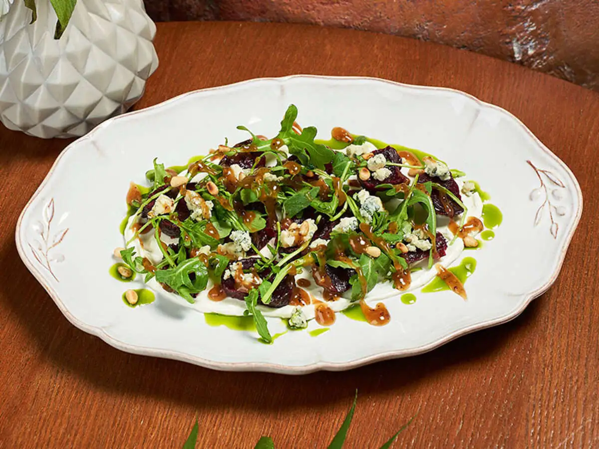 Запеченная свекла с рукколой и сыром