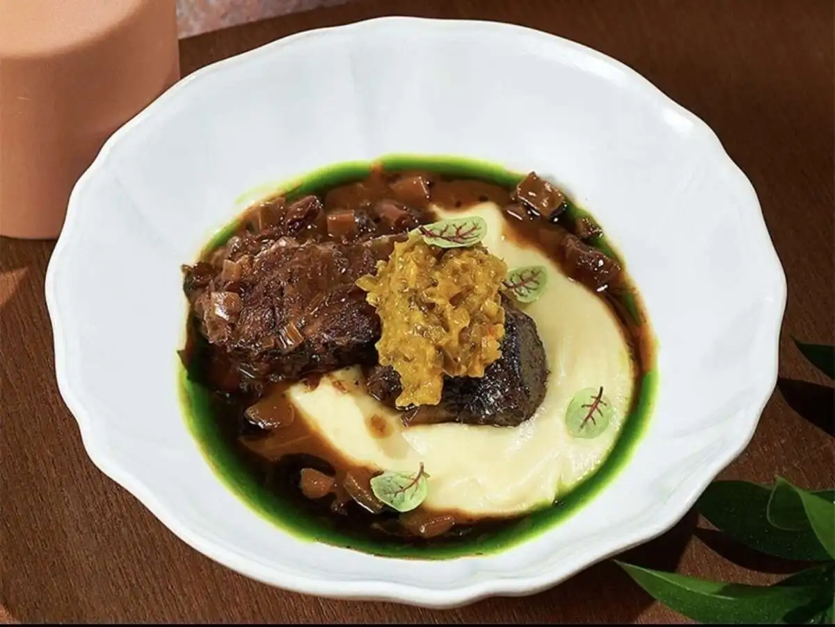 Телячьи щечки с муссом из сельдерея