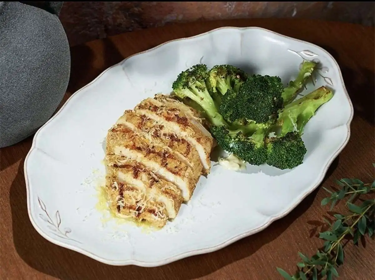 Стейк из цыпленка с брокколи и айоли