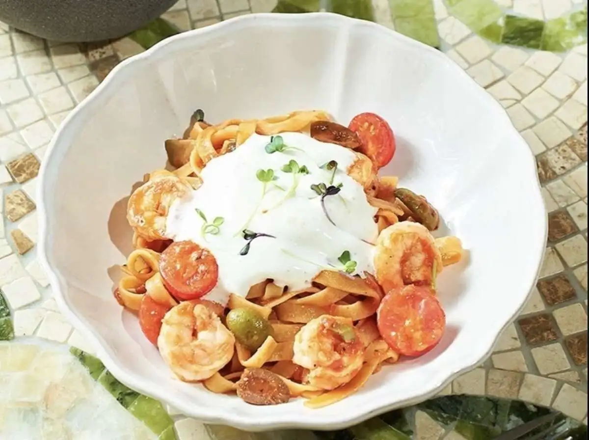 Феттуччини с креветками и муссом из пармезана