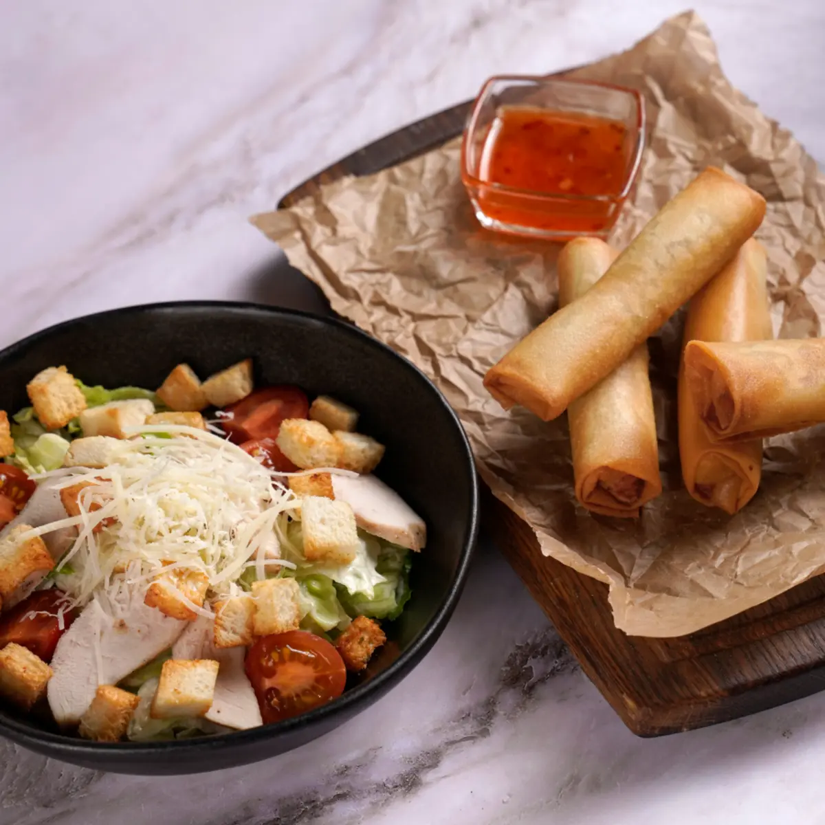 Цезарь с курицей и спринг-роллы