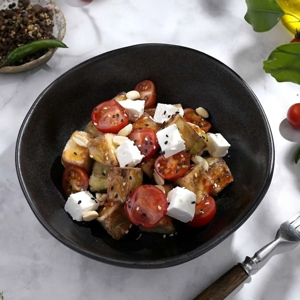 Салат из баклажанов, чери с сыром Фета