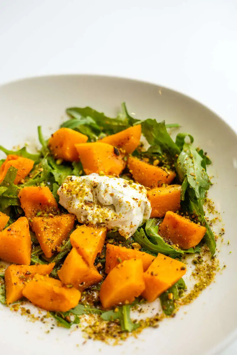 Салат с печеной тыквой и творожным сыром ланч