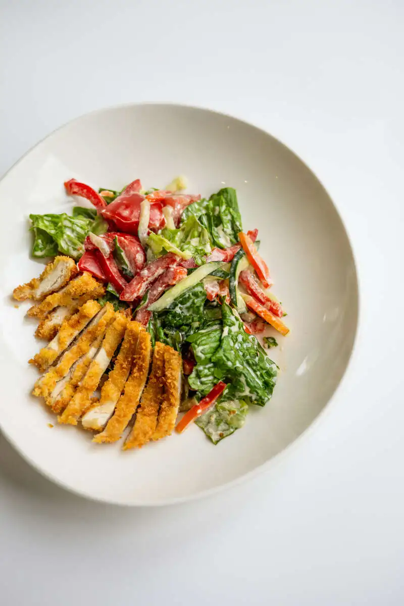 Салат с хрустящей курицей ланч