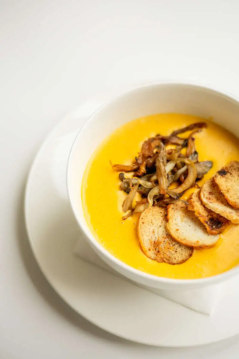 Суп сырный с грибами и гренками ланч