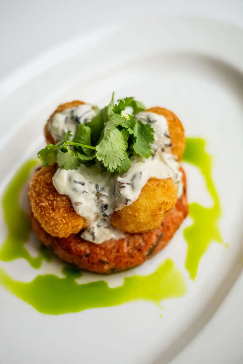 Котлета из лосося с крокетами ланч