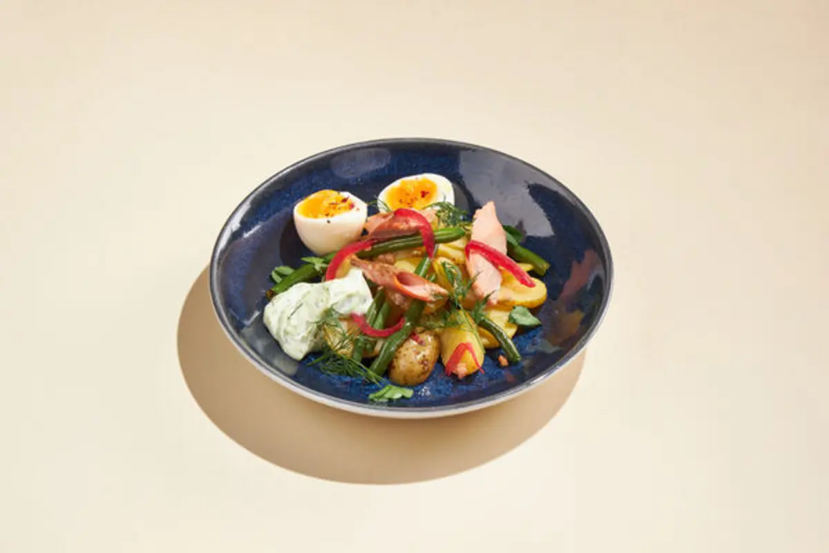 Теплый салат с копченой рыбой