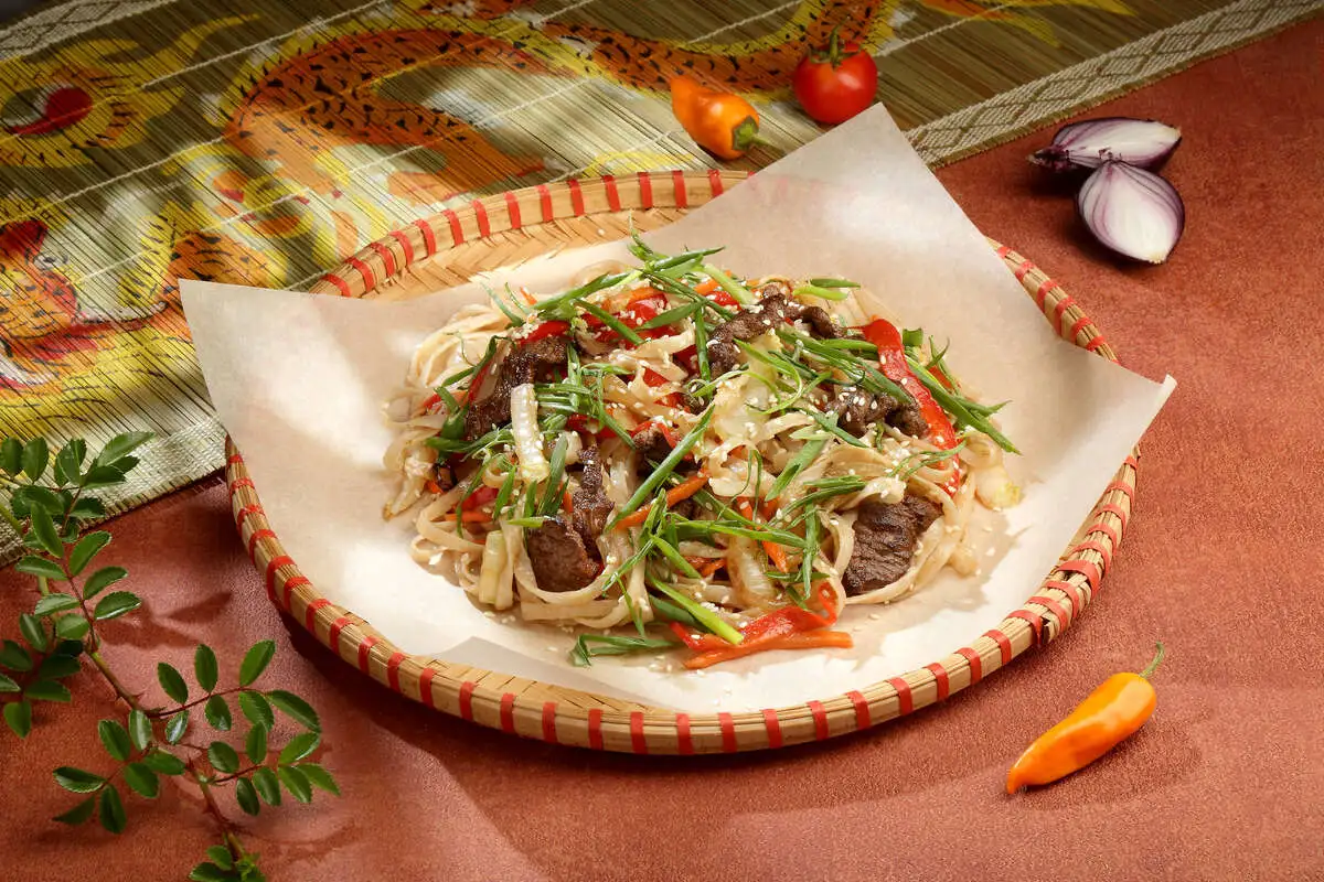 Лапша рисовая с говядиной