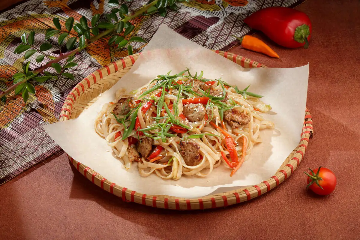 Лапша рисовая со свининой