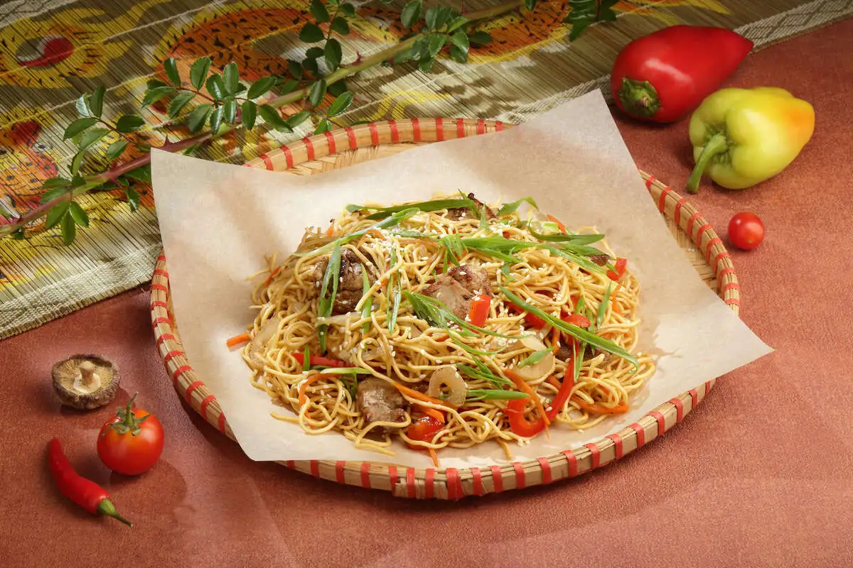 Лапша яичная со свининой