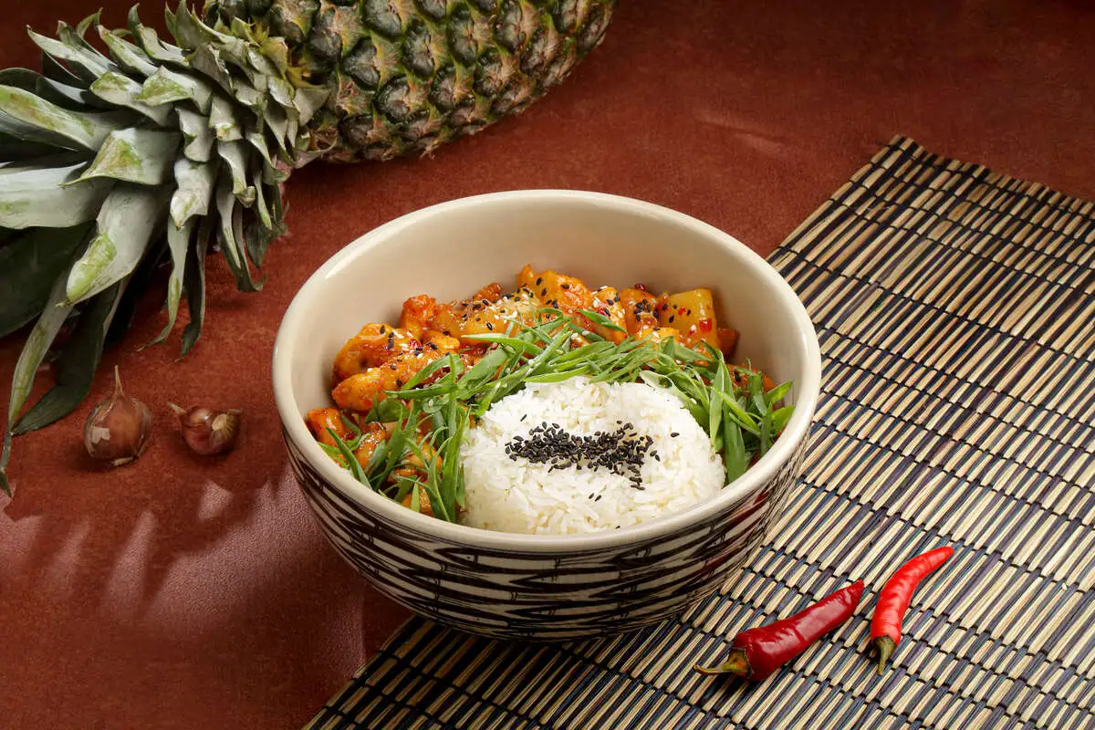 Курица с ананасами