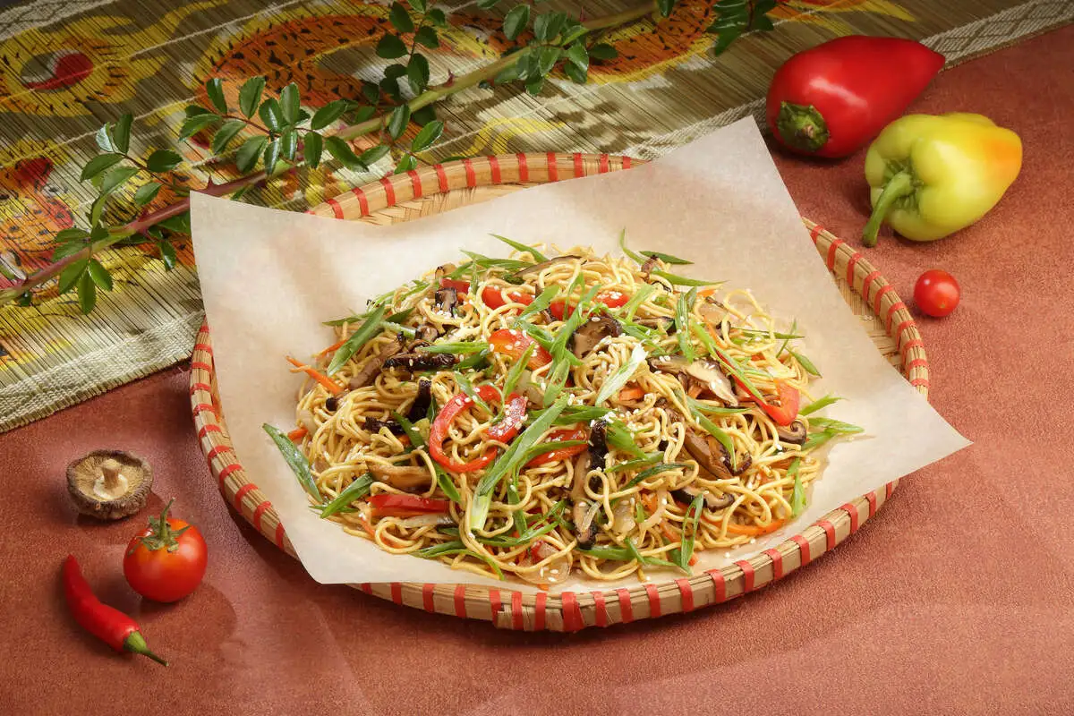 Лапша яичная с грибами шиитаке