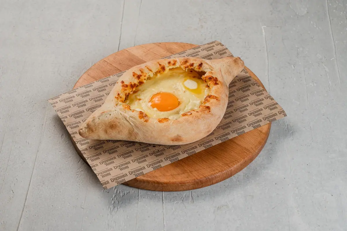 Фирменный хачапури по-аджарски от Бадри