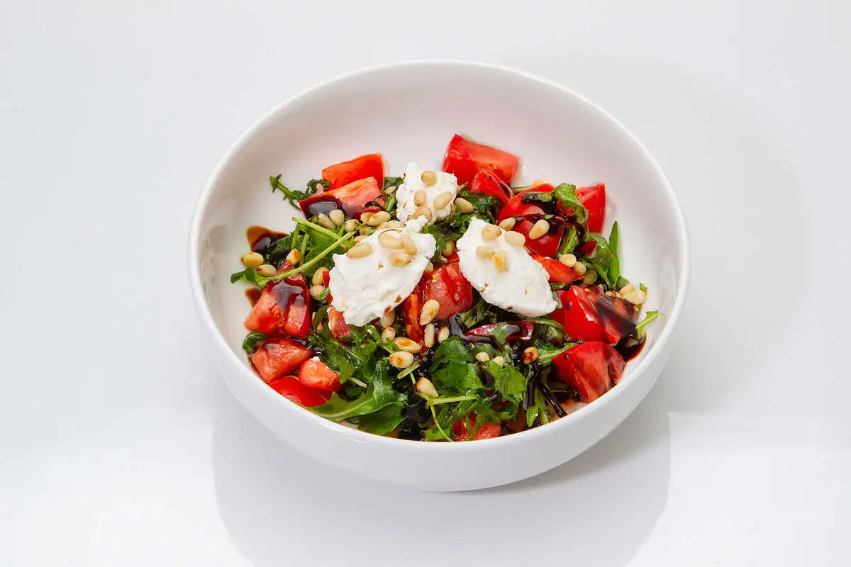 Салат "С рукколой и мягким сыром"