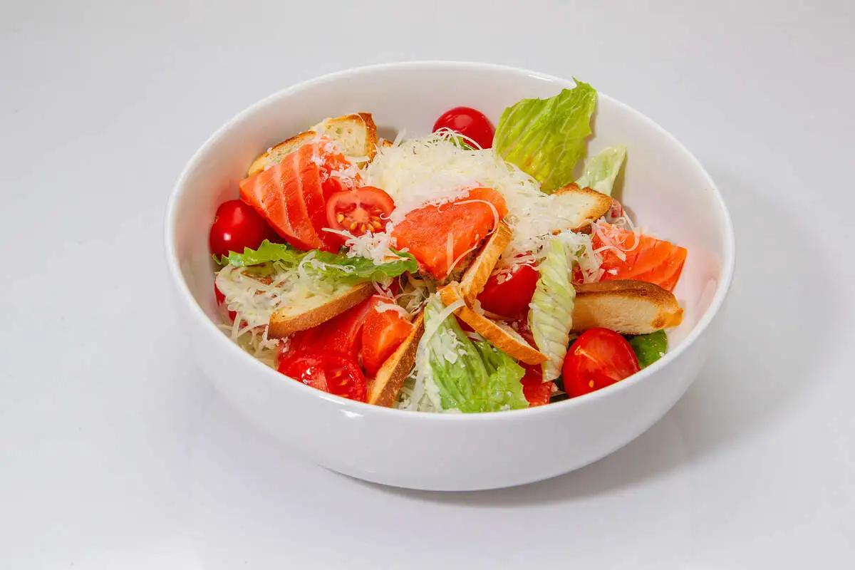 Салат "Цезарь с лососем"