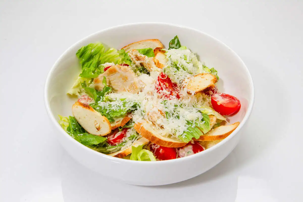 Салат "Цезарь с курицей." 