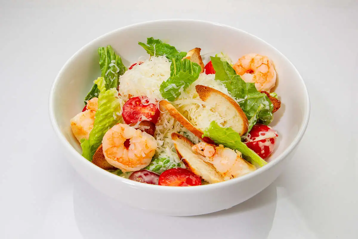 Салат "Цезарь с креветками"