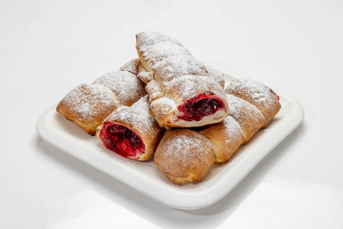 Рулетики с вишней 