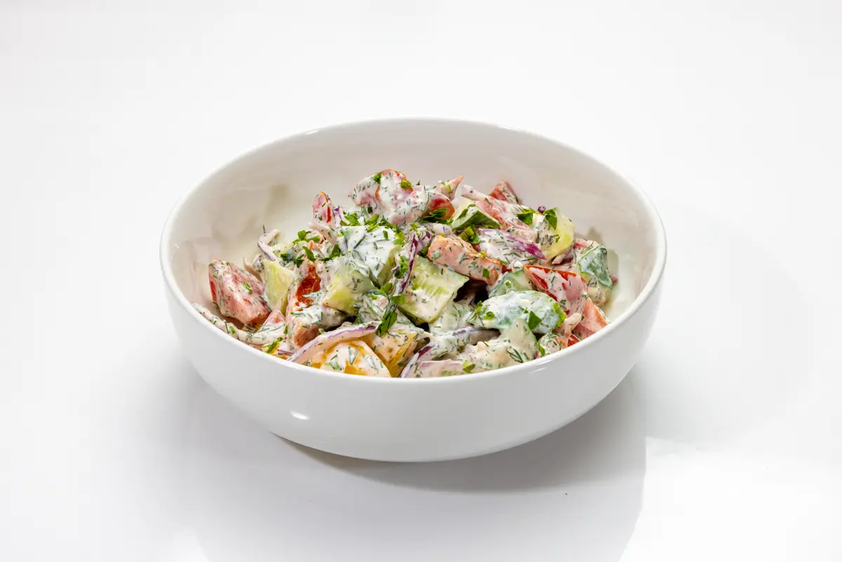 Салат "Сезонные овощи  со сметаной"