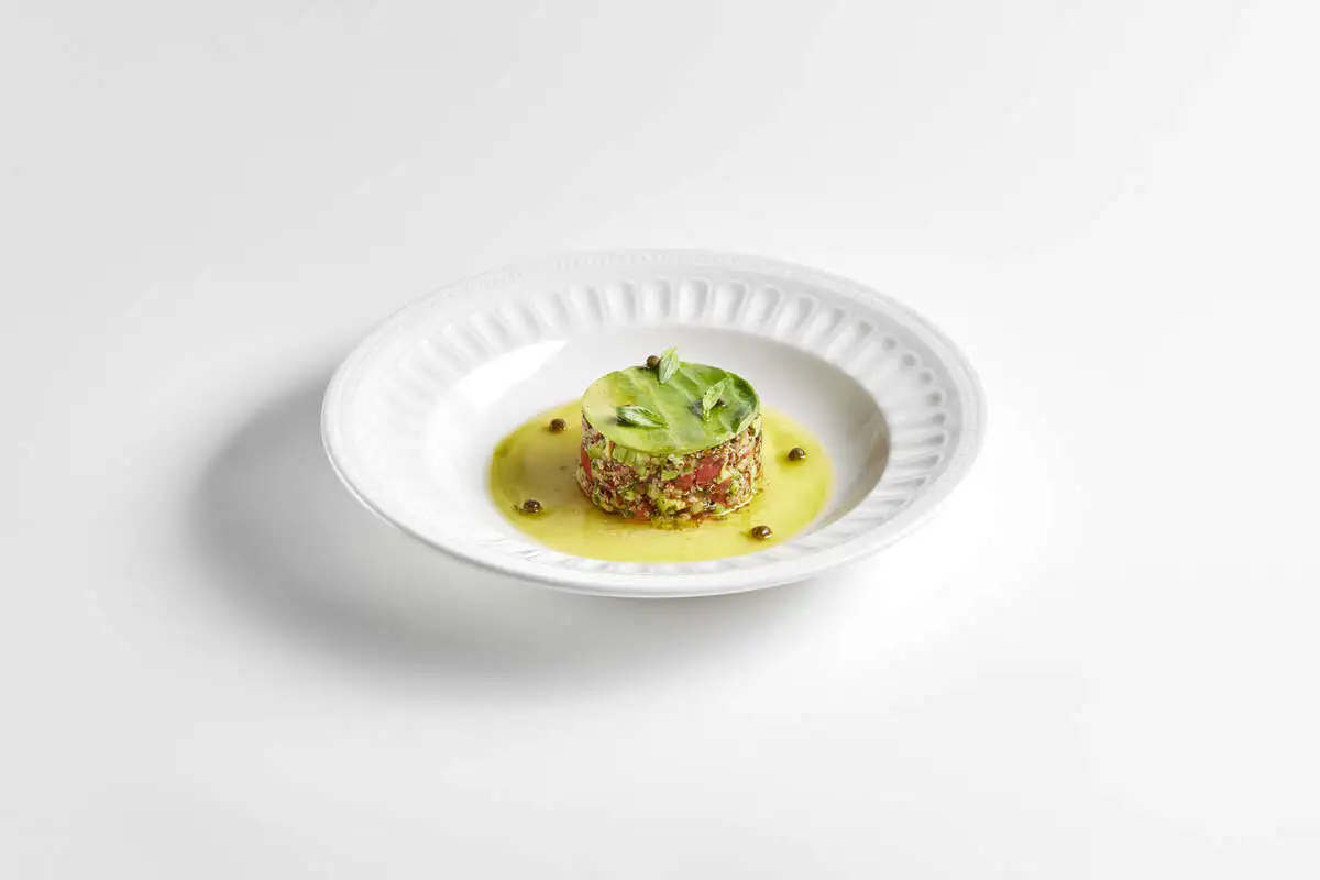 Салат с киноа и авокадо