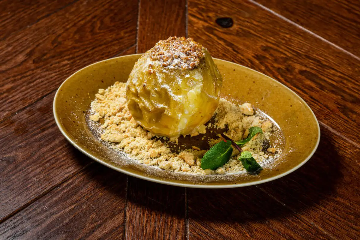 Печёное яблоко с орехами 